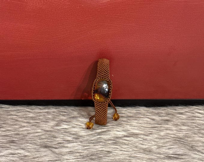 Macramé bracelet with amber
