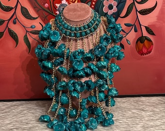 Necklace of flowers and palm barrels