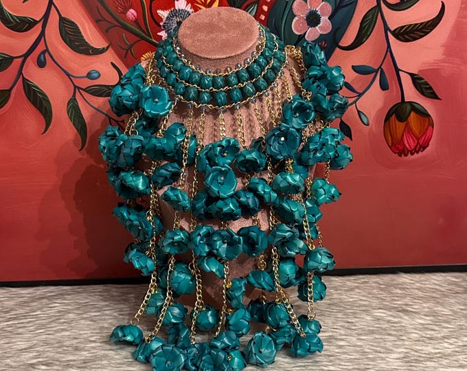 Necklace of flowers and palm barrels