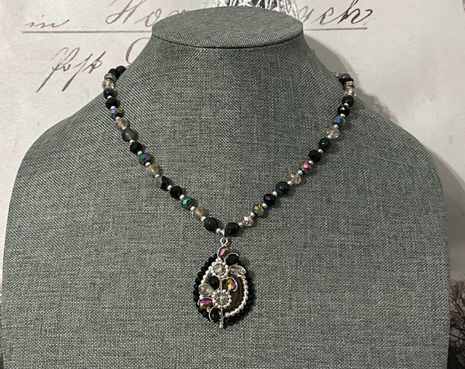 Necklace and earrings set with natural agates