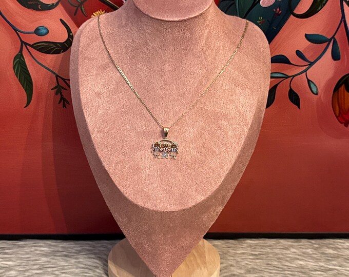 Chain with pendant of 2 girls and 1 boy