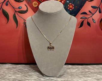 Chain with pendant of 2 girls and 1 boy