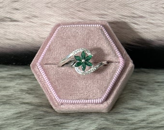 Flower ring in 925 silver size 10
