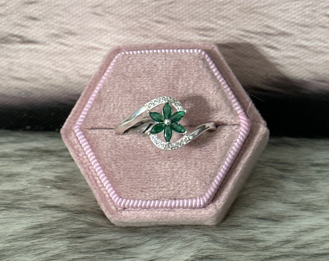 Flower ring in 925 silver size 10