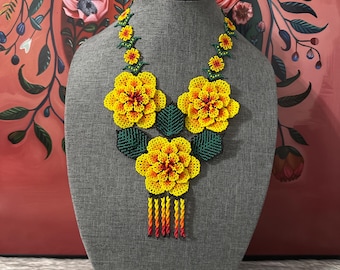 Maxi necklace with 3 large flowers