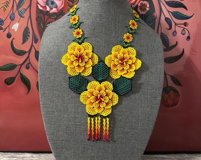 Maxi necklace with 3 large flowers