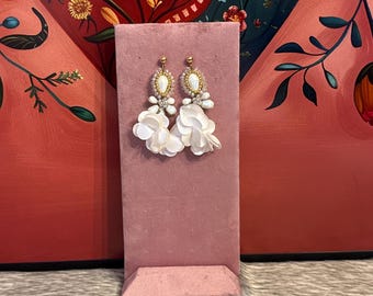 Wire-wrapped earrings with silk flowers