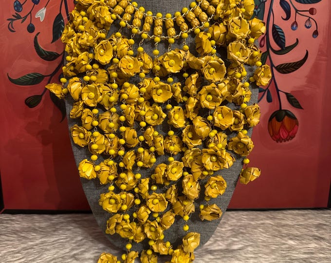 Maxi necklace of flowers and palm barrels with earrings