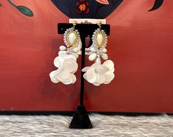 Wire-wrapped earrings with silk flowers