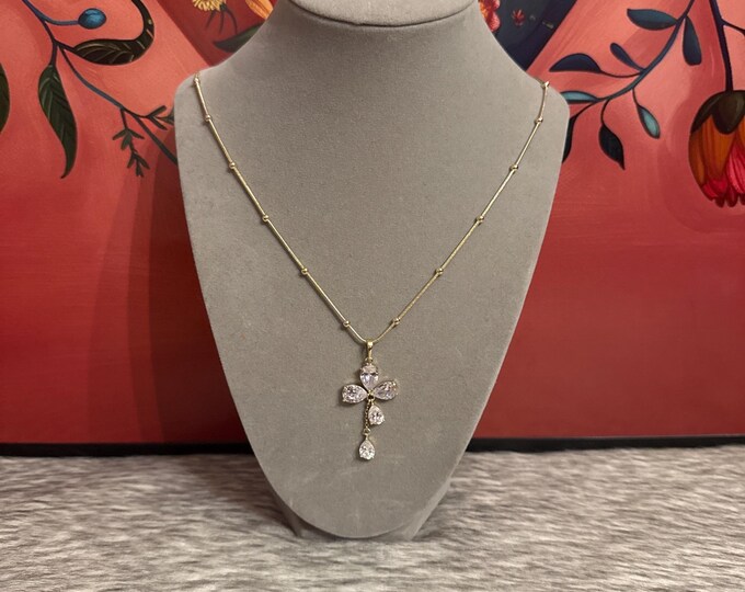 Necklace with zirconia flower pendant