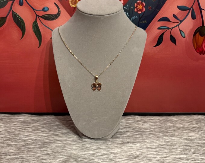 Necklace with pendant of 2 girls