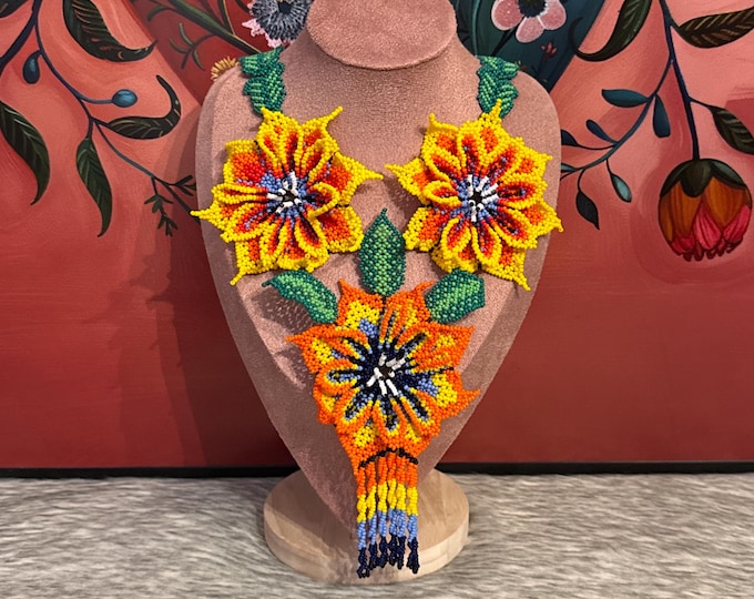 Maxi necklace with flowers, bracelet, and earrings