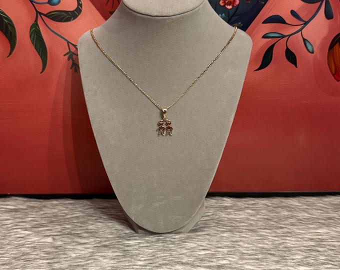 Necklace with pendant of 2 children