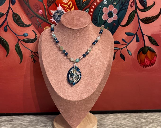 Necklace and earring set with natural agates