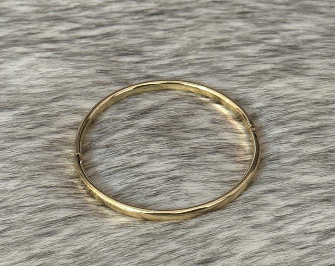 Bangle bracelet for pendants