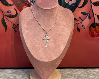 Necklace with zirconia flower pendant