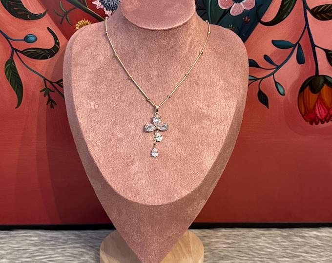 Necklace with zirconia flower pendant