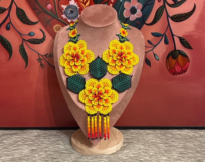 Maxi necklace with 3 large flowers