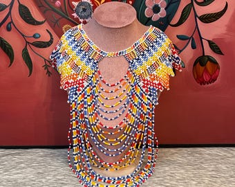 Set bestaande uit een ketting, oorbellen en armband met afbeeldingen van een Azteekse godin.