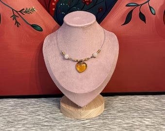Thread necklace with amber heart pendant