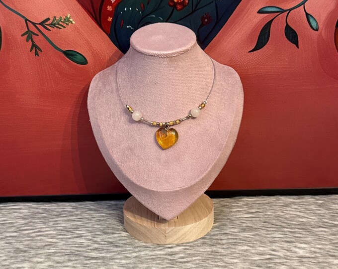 Thread necklace with amber heart pendant