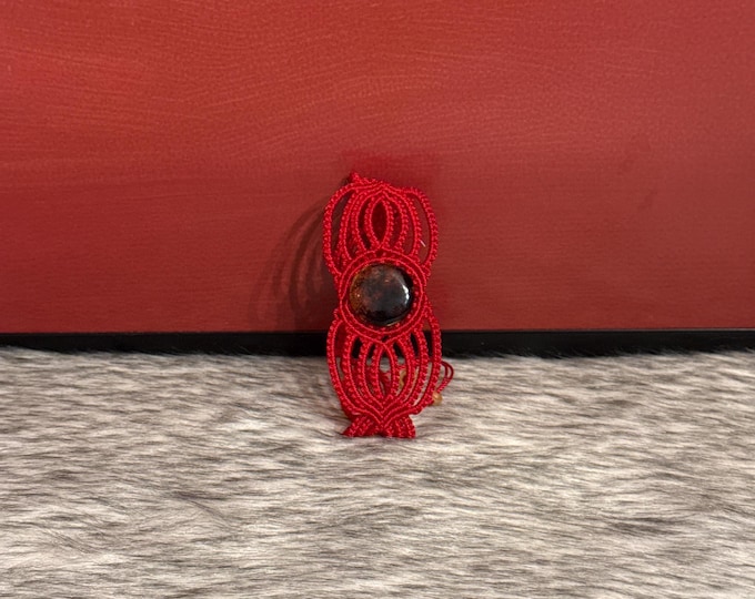 Macramé bracelet with amber