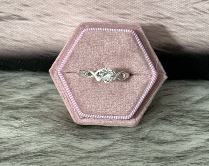 Promise or engagement ring in 925 sterling silver. Size 9.5