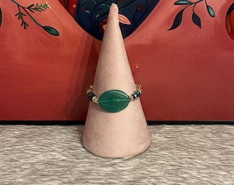 Bracelet made with natural agate and Czech crystals.