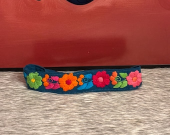 Diadema de flores bordadas