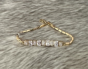 Elegant bracelet with zirconias