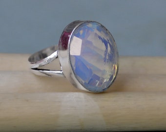 Anello in opalino blu taglio rosa: fascia divisa in argento sterling