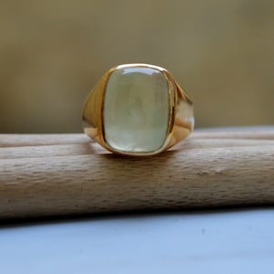 Anel com pedra preciosa Prehnita Verde: Prata de Lei, Anel com Sinete e Acabamento em Ouro 14K