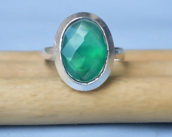 Anillo de ónix verde con corte rosa ovalado: plata de ley, chapado en oro