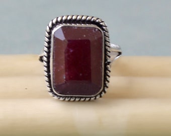 Roter Rubin im Kissenschliff: Edelstein Ring 925 Sterling Silber