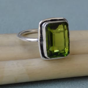 Anillo de cuarzo peridoto con corte cojín: plata de ley, piedra natal de agosto