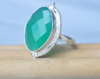Anillo de ónix verde con corte rosa: joyería artesanal de plata de ley