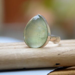 Anel com pedra preciosa Prehnita Pera: Declaração Boho em Prata de Lei