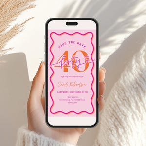 Może przedstawiać: Smartfon wyświetla różowo-pomarańczowe zaproszenie urodzinowe. Zaproszenie głosi "Save the Date" ze słowem "40" pośrodku. Poniżej znajduje się tekst "Na 40. urodziny Carol Robertson, sobota, 10 października".