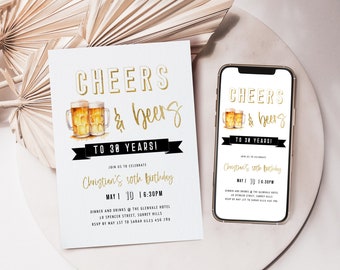Könnte beinhalten: Eine weiße Einladungskarte mit goldener Schrift, die "Cheers & Beers to 30 Years!" lautet, mit einem schwarzen Band und zwei goldenen Bierkrügen. Die Einladung ist für eine 30. Geburtstagsfeier. Der Text auf der Karte enthält auch das Datum, die Uhrzeit und den Ort der Feier.