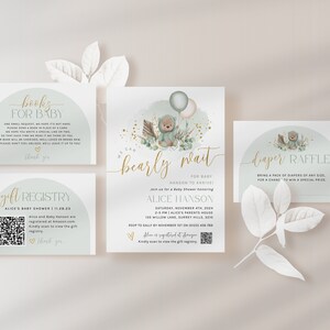 Może przedstawiać: Zestaw czterech kart zaproszeń na baby shower w zielono-złotej kolorystyce. Karty przedstawiają uroczego pluszowego misia z balonami i akwarelowym tłem. Tekst na kartach brzmi: "książki dla dziecka", "lista prezentów", "prawie tam" i "loteria pieluszek".