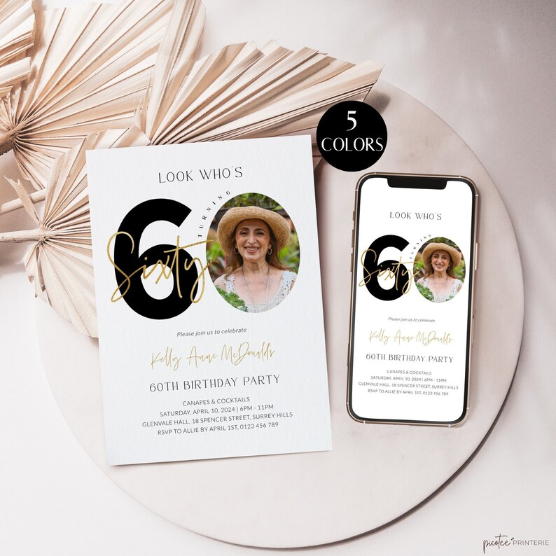 Op de afbeelding: Een witte en gouden verjaardagsuitnodiging met een zwarte en gouden 60e verjaardagsgrafiek. De uitnodiging bevat een foto van een vrouw met een hoed en een gouden schrijflettertype dat "Look Who's Turning Sixty" zegt. De uitnodiging bevat de tekst "Wordt u uitgenodigd om de 60e verjaardag van Kelly Anne McDonald te vieren".
