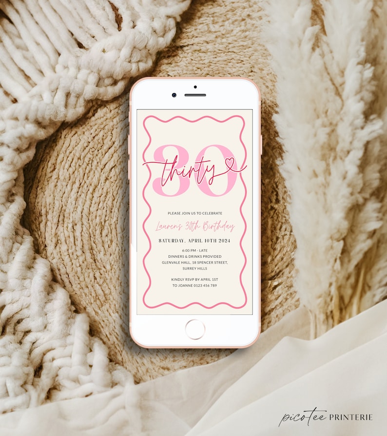 Puede incluir: Una invitaci&oacute;n digital rosa y blanca para una fiesta de cumplea&ntilde;os n&uacute;mero 30. La invitaci&oacute;n presenta el texto "thirty" con un coraz&oacute;n y la fecha "s&aacute;bado 10 de abril de 2024".