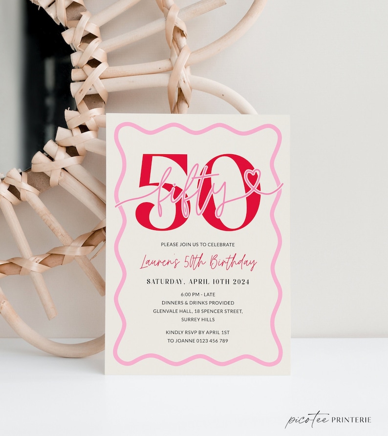 Pu&ograve; includere: Un invito rosa e bianco con un grande numero 50 rosso con la parola "fifty" scritta in corsivo. Il testo sulla carta recita: "Si prega di unirsi a noi per celebrare il 50&deg; compleanno di Lauren. Sabato 10 aprile 2024. 18:00 - Tardi. Cene e bevande fornite. Glenvale Hall, 18 Spencer Street, Surrey Hills. Si prega di confermare la propria presenza entro il 1&deg; aprile a Joanne al 0123 456 789."