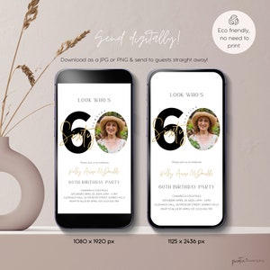 Op de afbeelding: Twee digitale verjaardagsuitnodigingen met een zwart en gouden 60e verjaardagsontwerp. De uitnodigingen bevatten een foto van een vrouw in een cirkel en de tekst "Look Who's Turning Sixty".