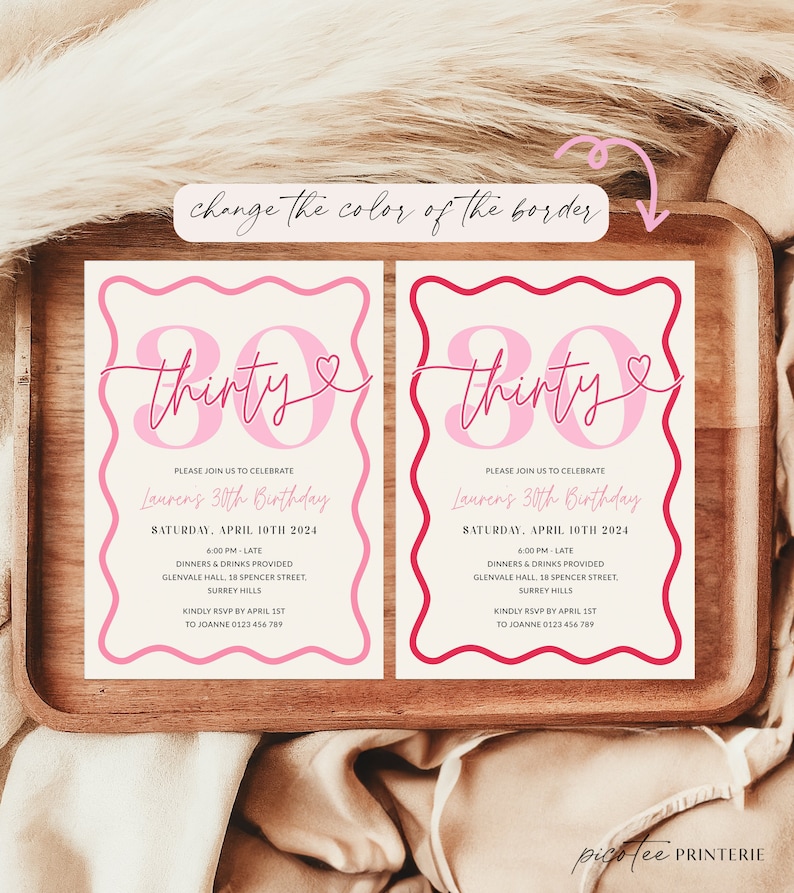 Puede incluir: Dos invitaciones de cumplea&ntilde;os imprimibles rosas y blancas con un borde rosa y blanco. Las invitaciones dicen "thirty" con un coraz&oacute;n e incluyen el texto "Por favor, &uacute;nase a nosotros para celebrar el 30 cumplea&ntilde;os de Laurens. S&aacute;bado, 10 de abril de 2024. 18:00 - tarde. Cenas y bebidas incluidas. Glenvale Hall, 18 Spencer Street, Surrey Hills. Por favor, confirme su asistencia antes del 1 de abril a Joanne al 0123 456 789."