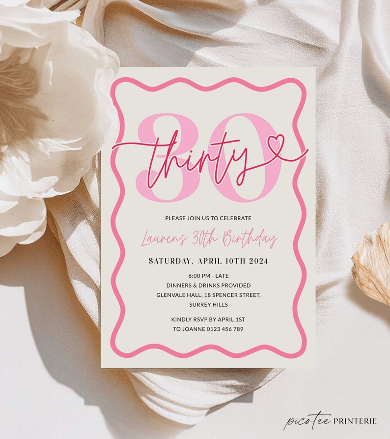 Puede incluir: Una invitaci&oacute;n de cumplea&ntilde;os rosa y blanca con el texto "thirty" en rosa con un coraz&oacute;n. La invitaci&oacute;n es para el cumplea&ntilde;os n&uacute;mero 30 de Lauren, el s&aacute;bado 10 de abril de 2024 a las 6:00 PM. La fiesta se llevar&aacute; a cabo en Glenvale Hall, 18 Spencer Street, Surrey Hills. Por favor, confirma tu asistencia antes del 1 de abril a Joanne al 0123 456 789.