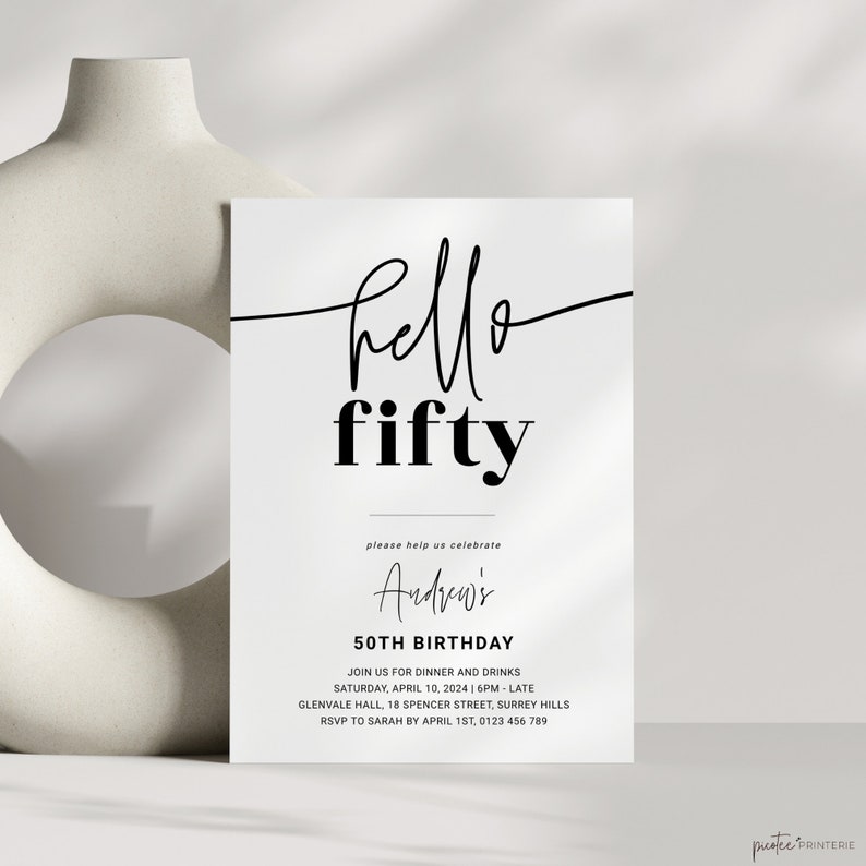 Puede incluir: Invitaci&oacute;n de cumplea&ntilde;os en blanco y negro con el texto "hello fifty" y "Andrew's 50th Birthday". La invitaci&oacute;n incluye detalles para una celebraci&oacute;n de cena y bebidas el s&aacute;bado 10 de abril de 2024 a las 18:00 en Glenvale Hall, 18 Spencer Street, Surrey Hills. RSVP a Sarah antes del 1 de abril, 0123 456 789.