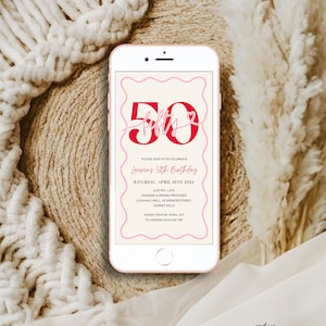 Pu&ograve; includere: Uno schermo di telefono digitale rosa e bianco con un invito di compleanno per un 50&deg; compleanno. L'invito dice "Si prega di unirsi a noi per celebrare il 50&deg; compleanno di Lauren" e include la data, l'ora, il luogo e le informazioni RSVP.