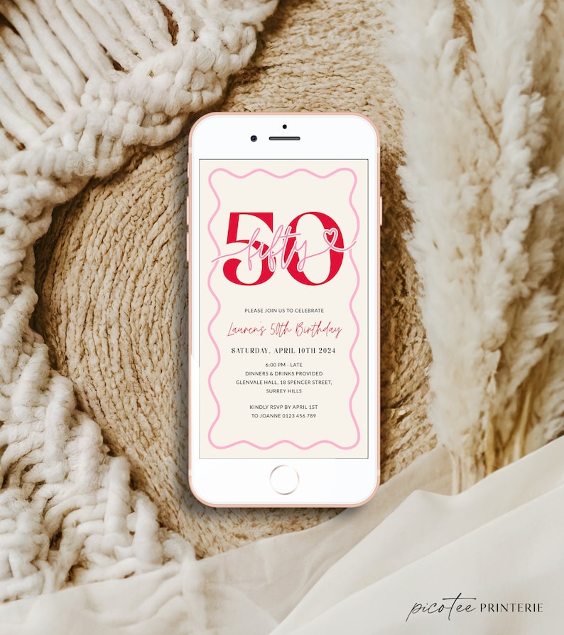 Pu&ograve; includere: Uno schermo di telefono digitale rosa e bianco con un invito di compleanno per un 50&deg; compleanno. L'invito dice "Si prega di unirsi a noi per celebrare il 50&deg; compleanno di Lauren" e include la data, l'ora, il luogo e le informazioni RSVP.