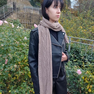 Gestrickter langer Schal mit keltischen Mustern. Warmer Schal. Handgestrickter Schal aus merino. Unisex langer Schal. Ein Schal mit Arans